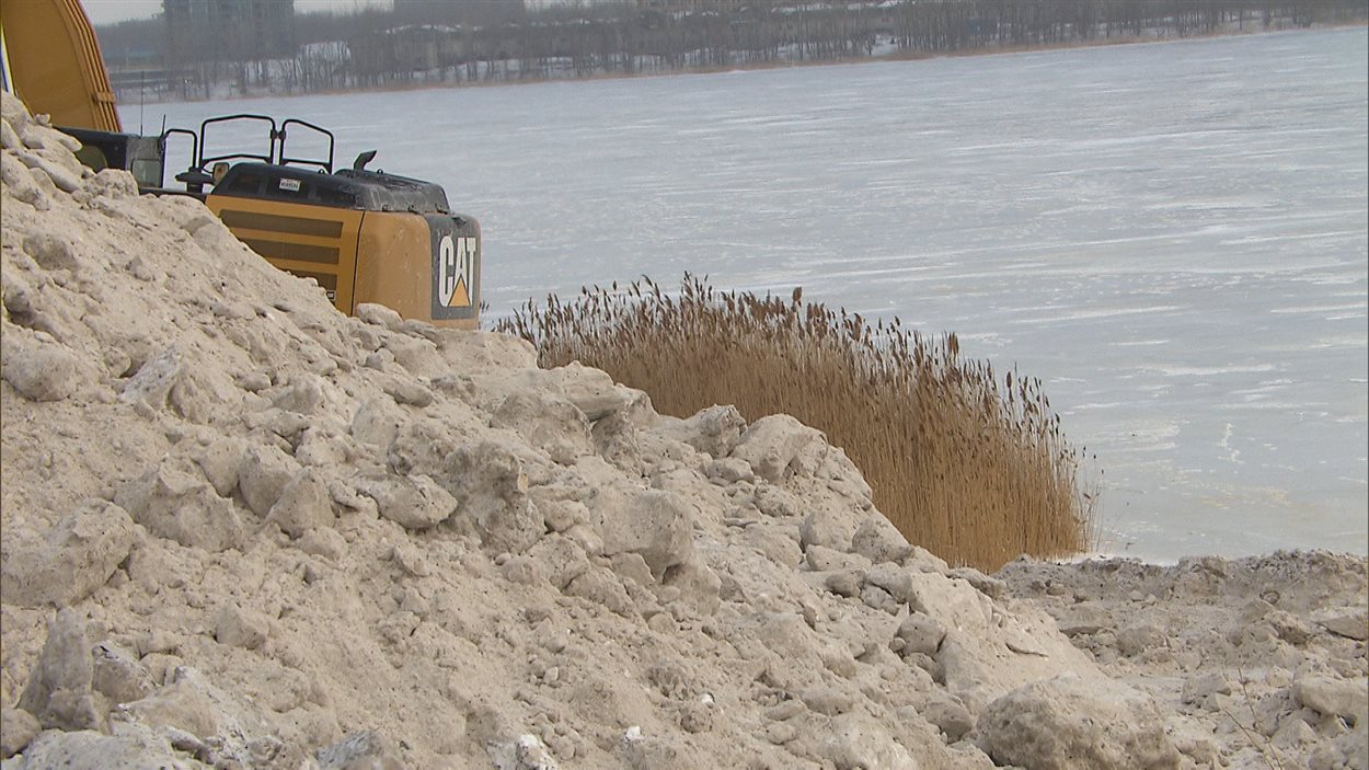 Déversement de la neige sur les berges du fleuve à Verdun