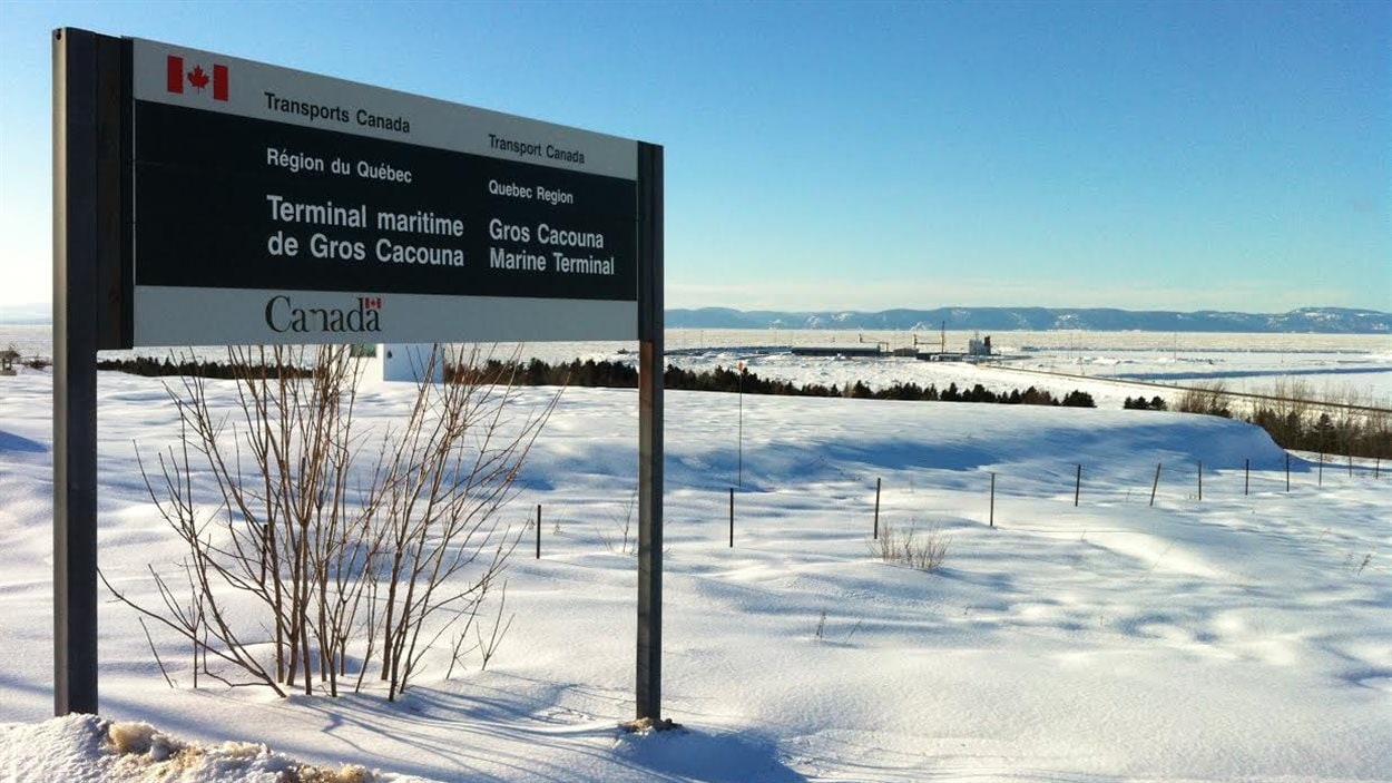 Le Port de Gros Cacouna pourrait accueillir des cargos ou manutentionner des marchandises que le Port de Québec peine à actuellement à recevoir dans ses installations.
Des discussions ont cours actuellement entre les deux administrations, mais l'enthousiasme face au projet semble différent d’une ville à l’autre.
Les discussions ont débuté à l’automne 2012, dans la plus grande discrétion. Et à pour la première sortie publique, à 200 kilomètres de distance, le discours n'est pas parfaitement harmonieux.
« Les gens de Québec sont débarqués. Ils ont fait le tour et ils ont dit : on est prêt à faire une offre », a déclaré le président de la Commission régionale du port de Gros-Cacouna, Gilles D’Amour. « On discute simplement avec eux pour voir si une forme de collaboration est possible. C'est très préliminaire », affirme pour sa part le président-directeur général du Port de Québec, Mari