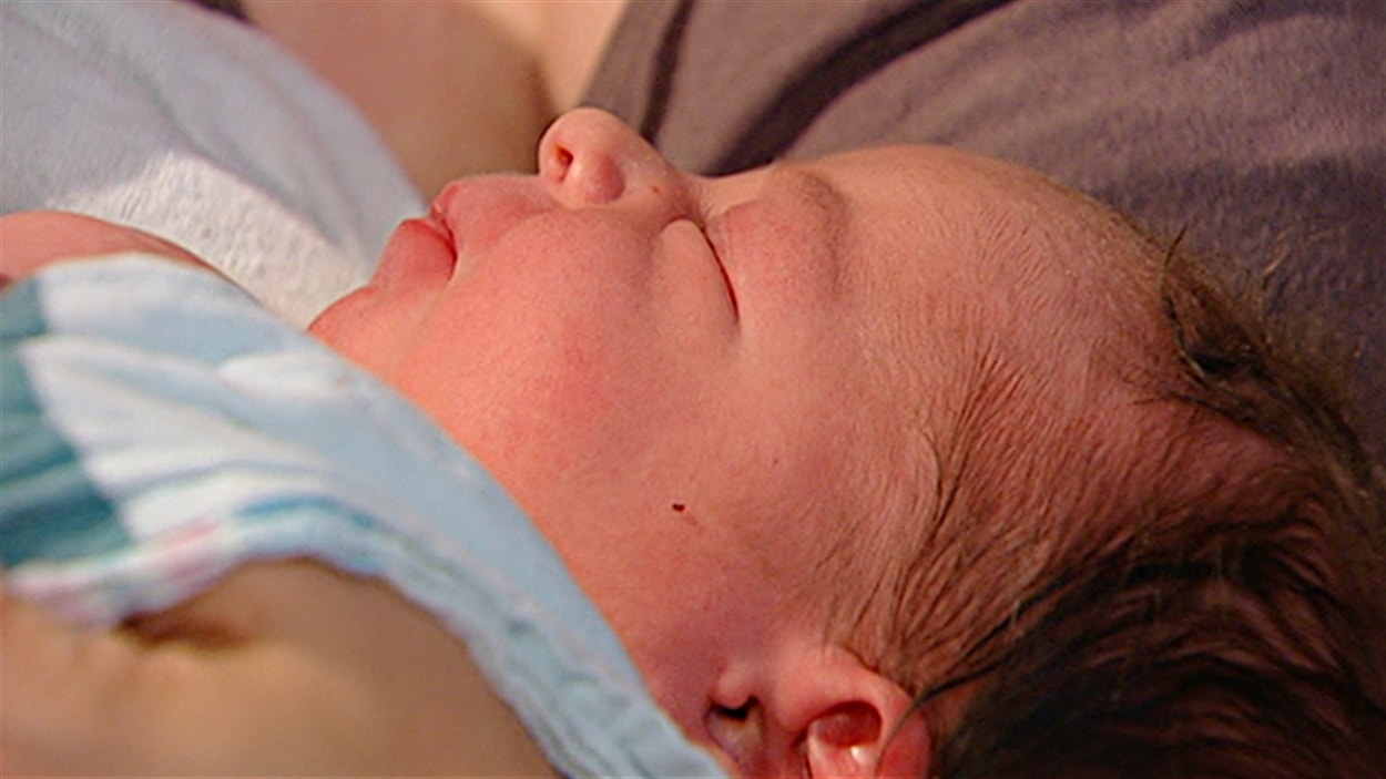 Un bébé naissant à l'Hôpital Montfort d'Ottawa.