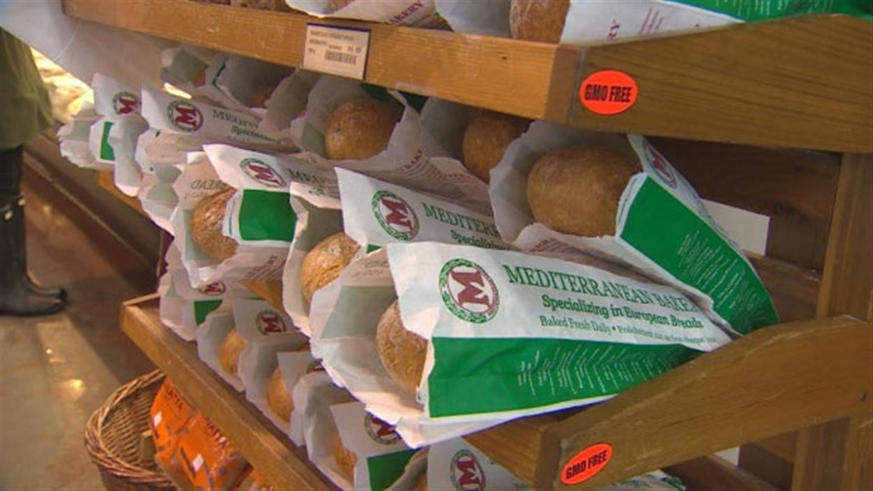 Des baguettes de pain fabriqué par la boulangerie Mediterranean Bakery, à Burnaby en Colombie-Britannique, sont disposées sur une étagère.