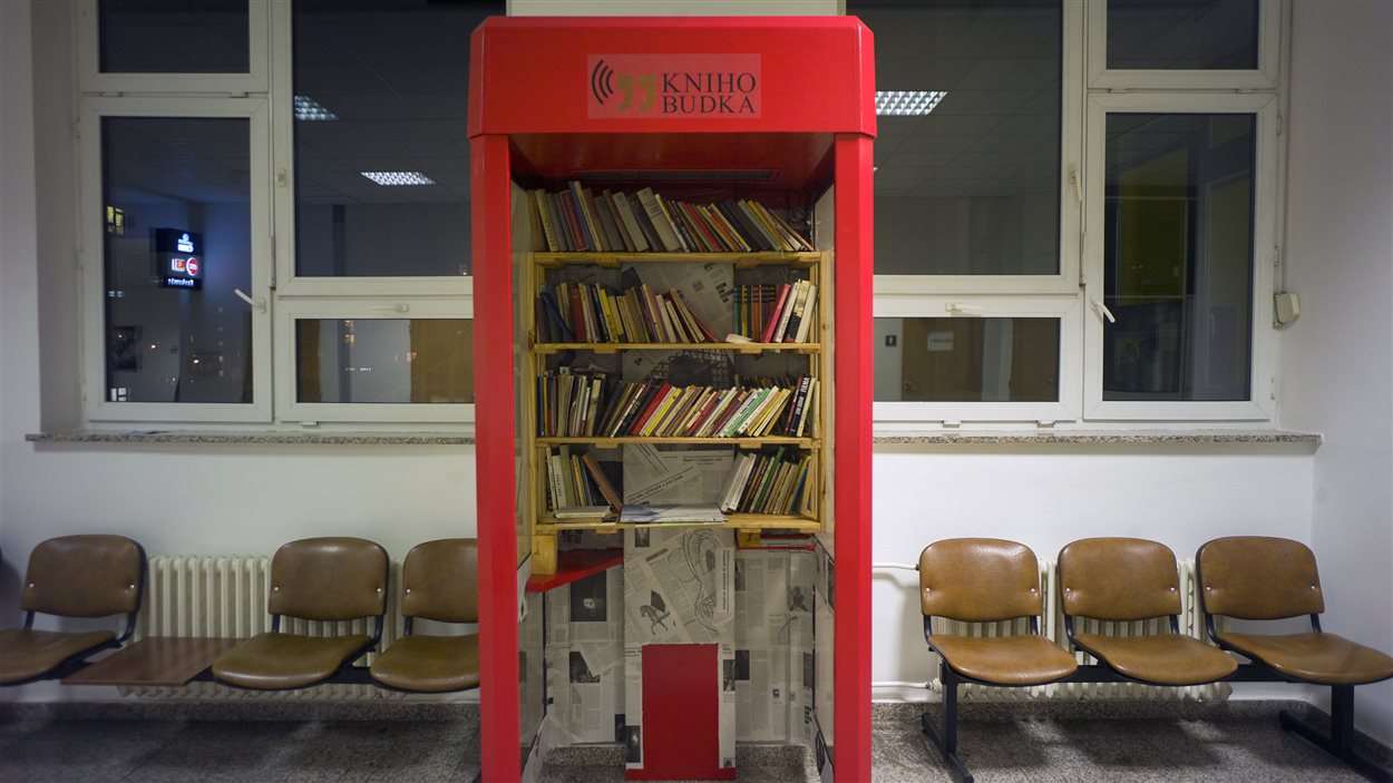 Une des cabines téléphoniques transformées en mini-bibliothèques.