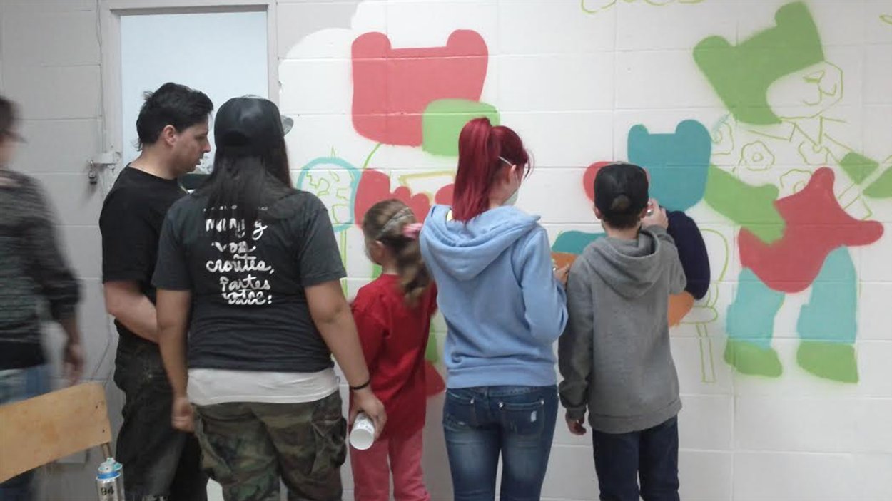 La murale a été créée à la maison des jeunes de Saint-Henri-de-Taillon