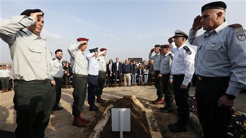 Des officiers de l'armée israélienne font le salut militaire lors de l'inhumation de l'ancien premier ministre Ariel Sharon, au ranch de Havat Shikmin, le 13 janvier.