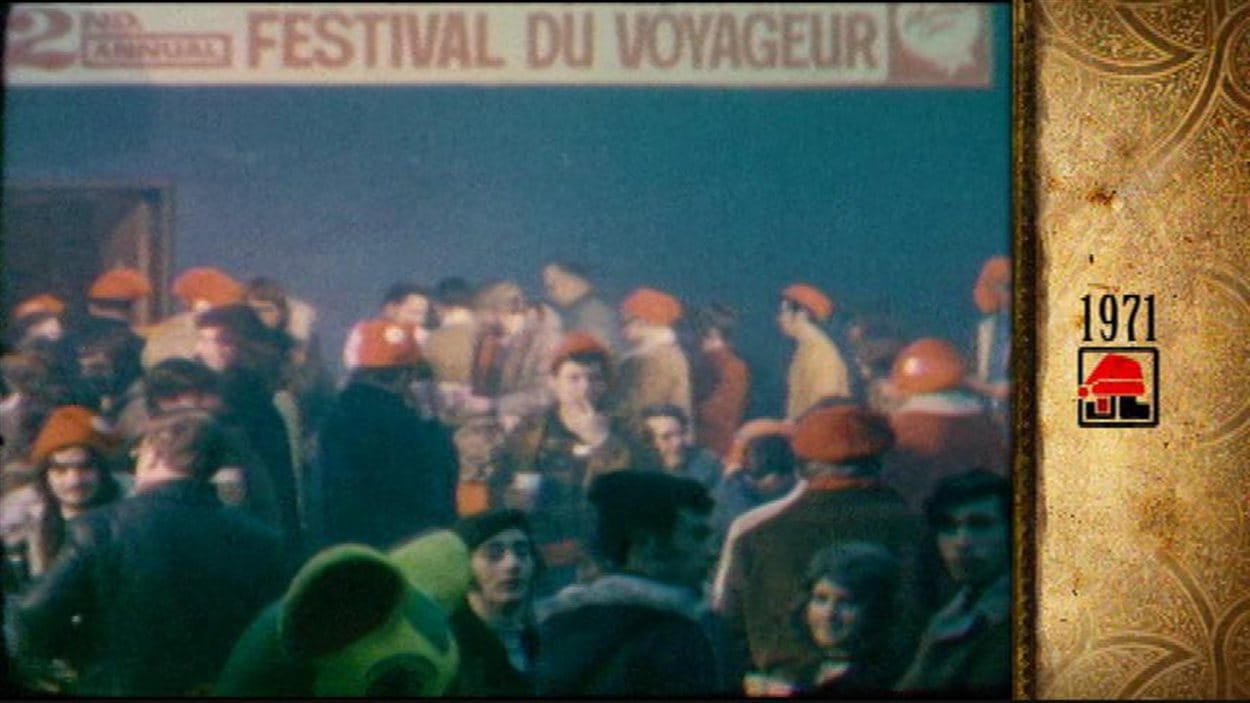Les premiers festivals n'étaient pas vraiment basés sur le voyageur historique. Les gens portaient des costumes de bûcherons : tuques rouges et chemises à carreaux.