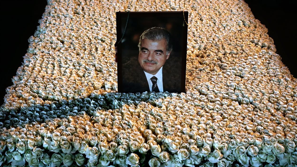 Un portrait du défunt premier ministre trône au milieu des fleurs sur sa tombe, au centre-ville de Beyrouth.