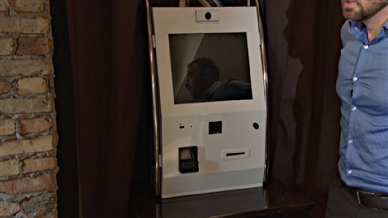 Le journaliste Louis Blouin explique comment fonctionne le distributeur de  bitcoins.