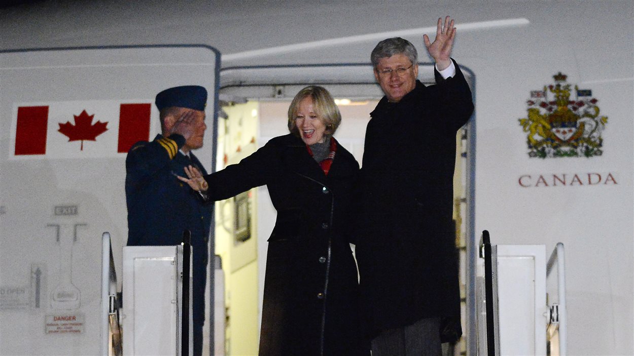 Le premier ministre Stephen Harper et son épouse avant de s’envoler pour une tournée de six jours au Proche-Orient.

