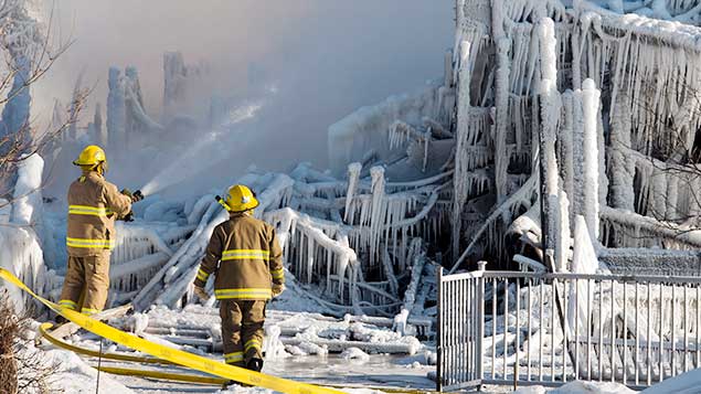 L'eau utilisée par les pompiers pour éteindre les flammes a gelé jusqu'à une épaisseur de 30 centimètres.