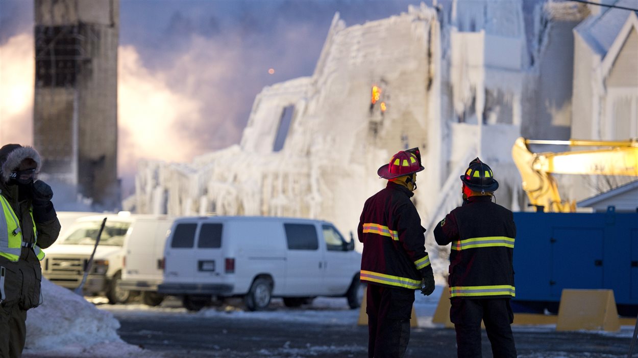 Des pompiers sur les lieux du drame, à L'Isle-Verte.