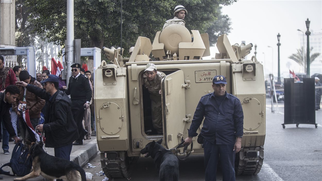 Les forces de l'ordre égyptienne installées près de la place Tahrir.
