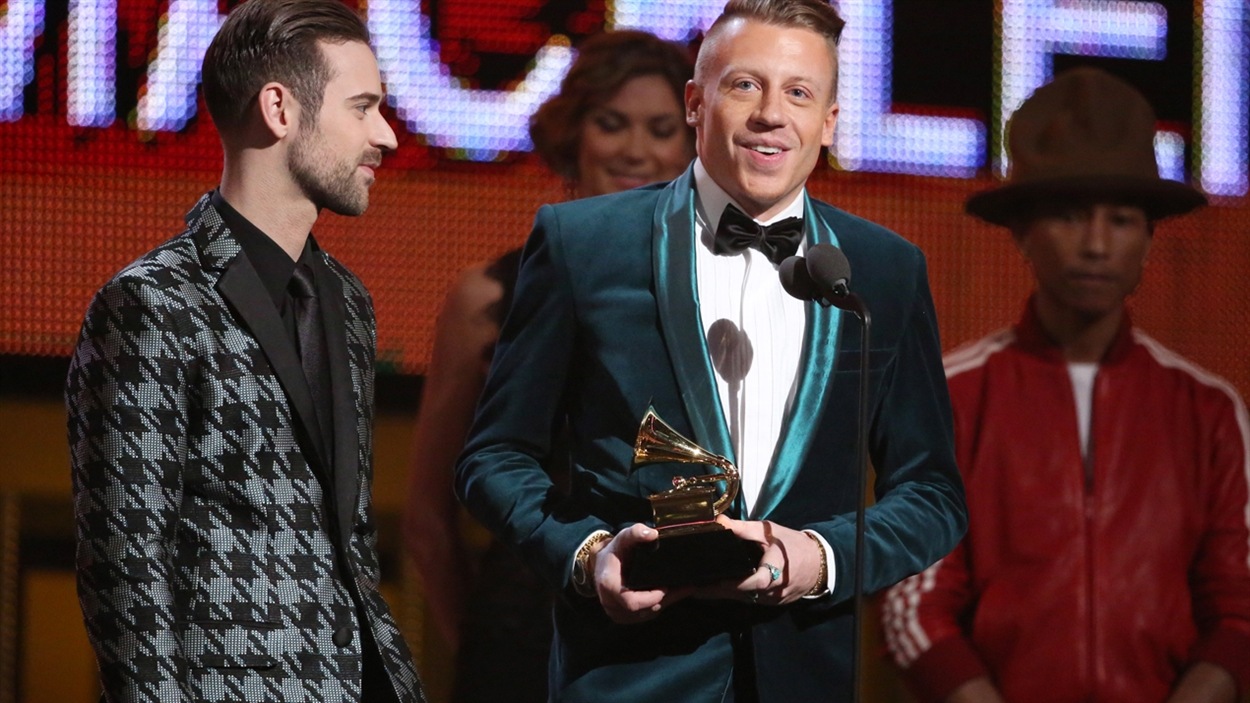 Ryan Lewis et Macklemore acceptent leur prix Grammy.