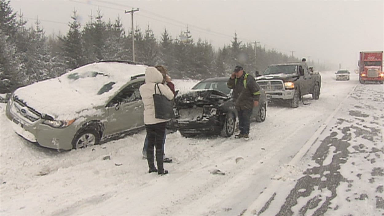 La chaussée glissante a causé plusieurs sorties de route et des accidents