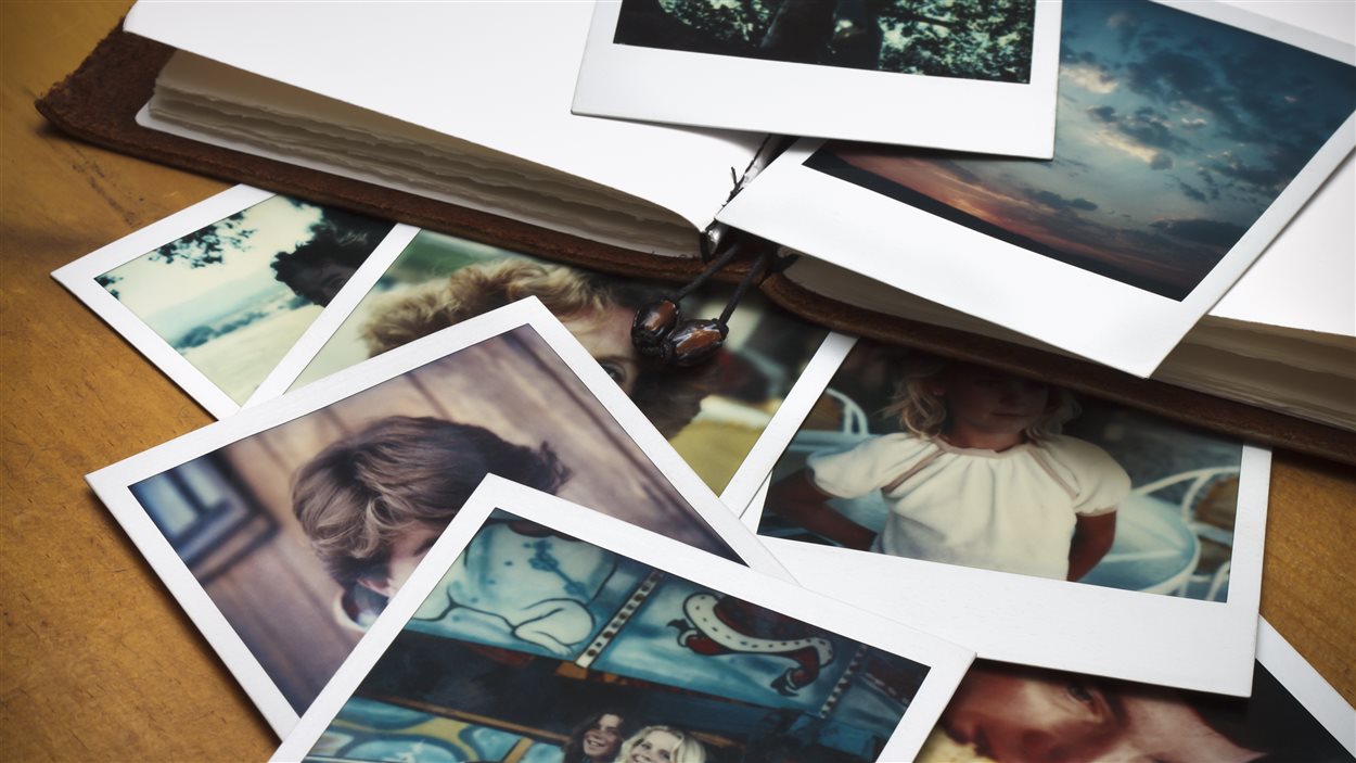 Des photos et un cahier.