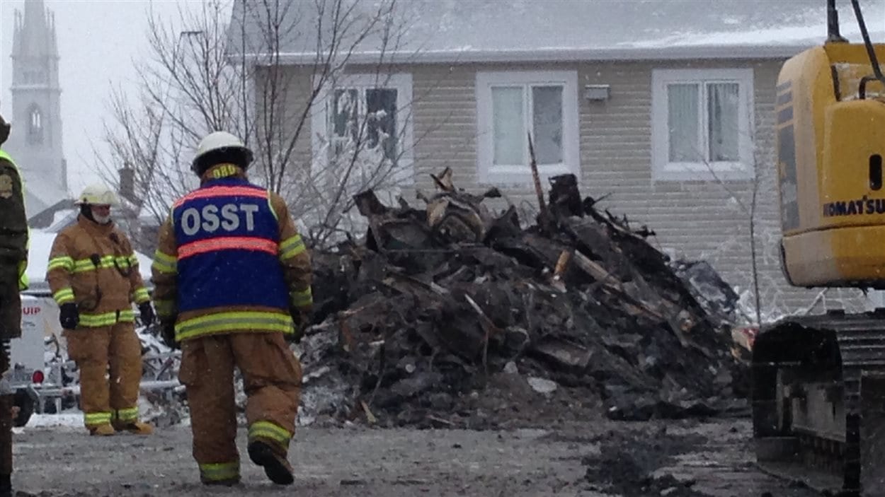 Un pompier devant les décombres de la résidence pour personnes âgées incendiée à L'Isle-Verte.