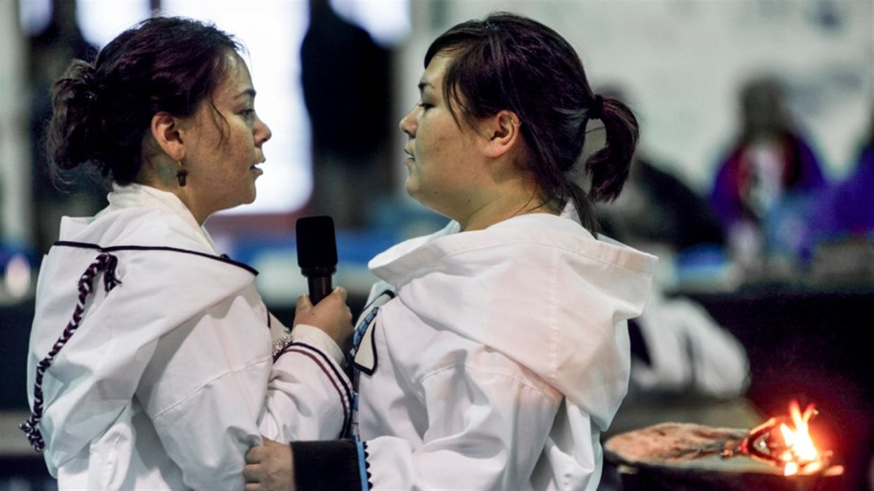 Deux femmes pratiquent le chant de gorge
