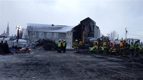 Les équipes s'affairent dans les décombres de l'incendie dans une résidence pour personnes âgées de l'Isle-Verte, dans le Bas-Saint-Laurent