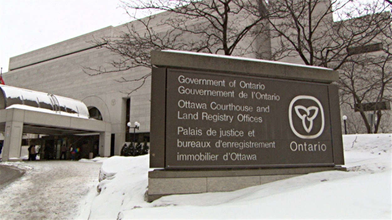 Le palais de justice d'Ottawa sous la neige.