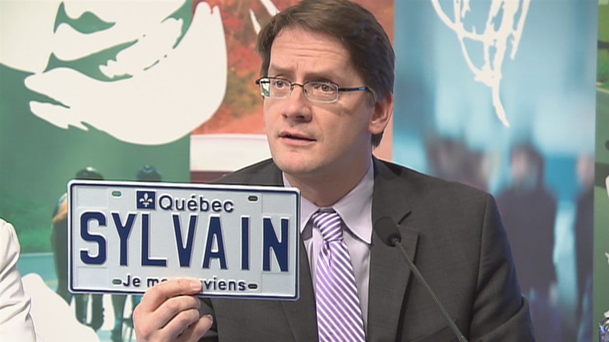 Le ministre Sylvain Gaudreault a présenté une plaque d'immatriculation à son nom.