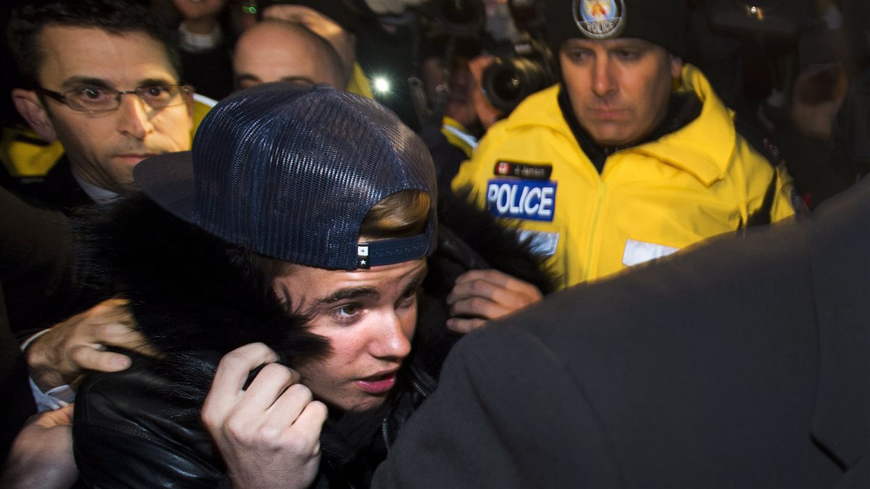 Justin Bieber a dû se frayer un chemin lorsqu’il s’est livré à la police de Toronto.