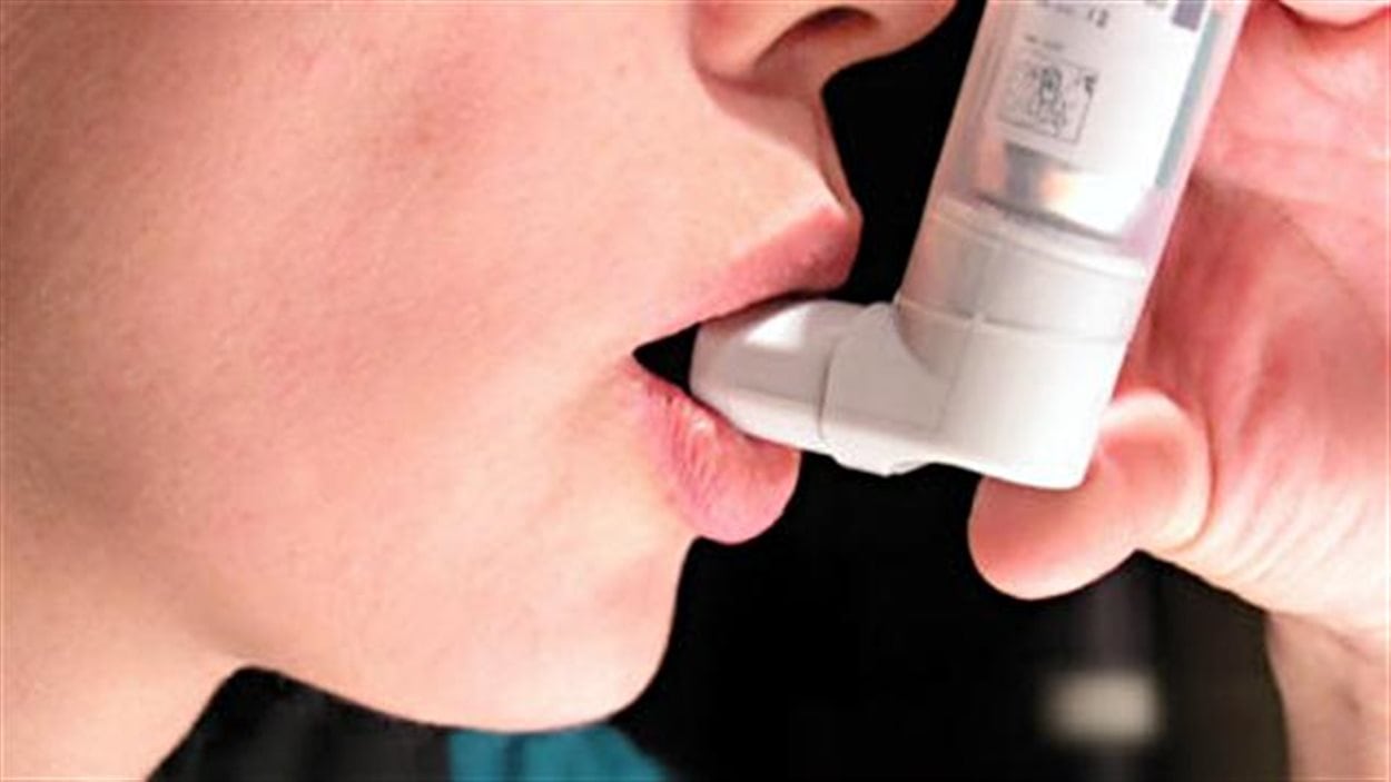 Un garçon et une pompe contre l'asthme