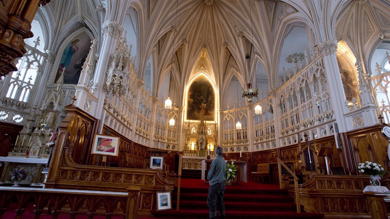 Un homme dans l'église de L'Isle-Verte