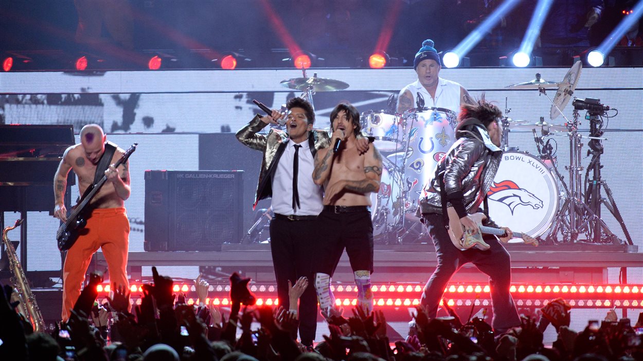 Bruno Mars et les Red Hot Chili Peppers au spectacle de la mi-temps du Super Bowl