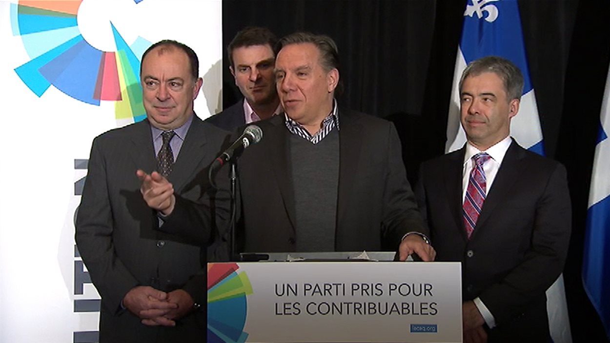 Le chef de la CAQ François Legault (centre), entouré des députés Christian Dubé (gauche), Stéphane Le Bouyonnec (droite) et François Bonnardel (arrière)