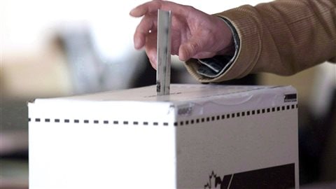 Une boîte de scrutin d'Élections Canada