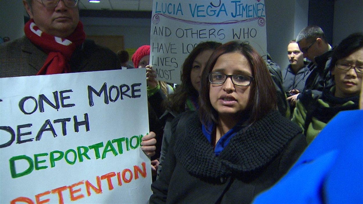 Des représentants du groupe No One is Illegal ont remis une pétition signée par 700 personnes à l'ASFC exigeant une enquête indépendante sur la mort de Lucia Vega Jimenez.