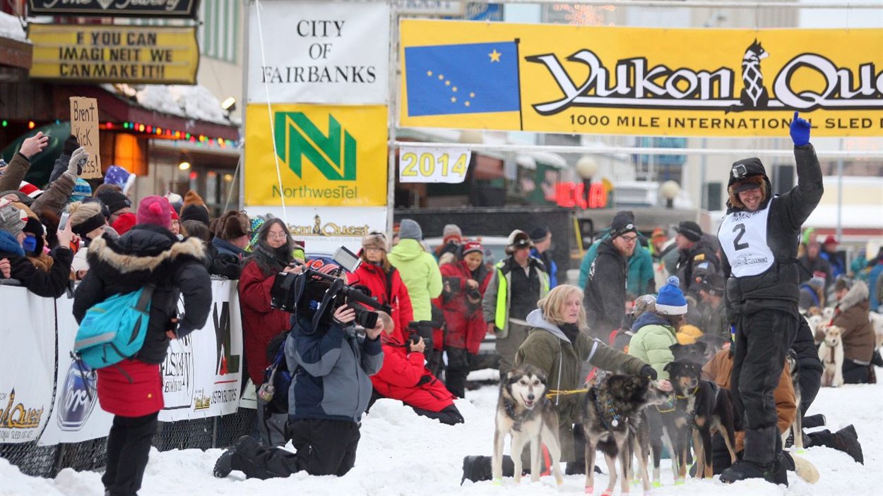 Brent Sass, d'Eureka en Alaska, stimule la foule en attendant son départ de Fairbanks. Il a franchi la ligne d'arrivée en 3e position en 2013.
