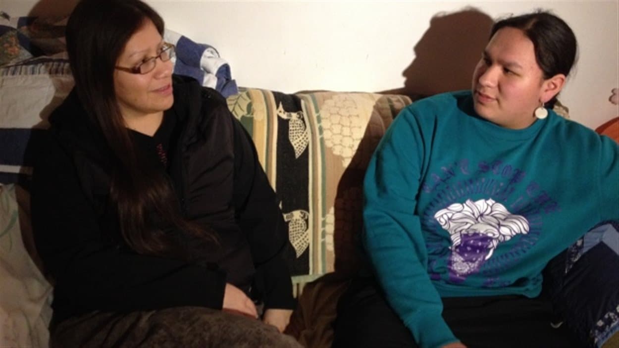 Sandy Bunn (gauche) et son fils Stephen Bunn sont assis sur un sofa, le 5 février 2014 à Brandon, au Manitoba.