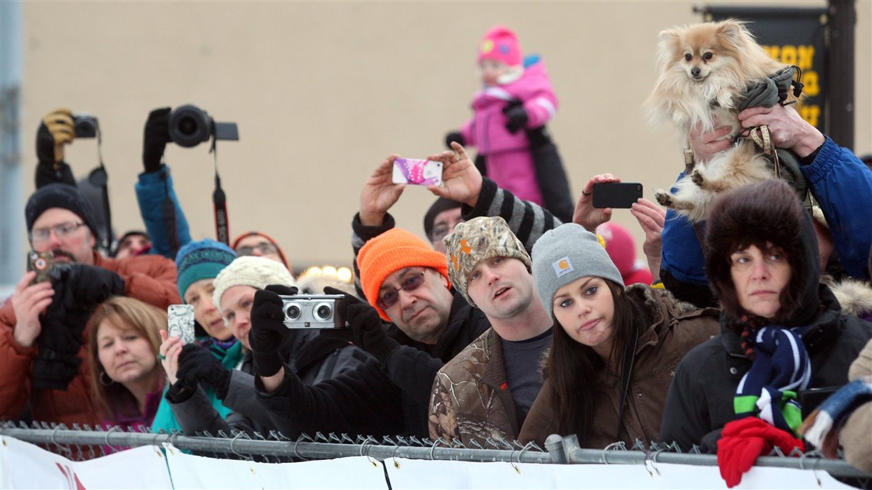 Des spectateurs assistent au départ de la course, le 1er février 2014, à Fairbanks en Alaska.