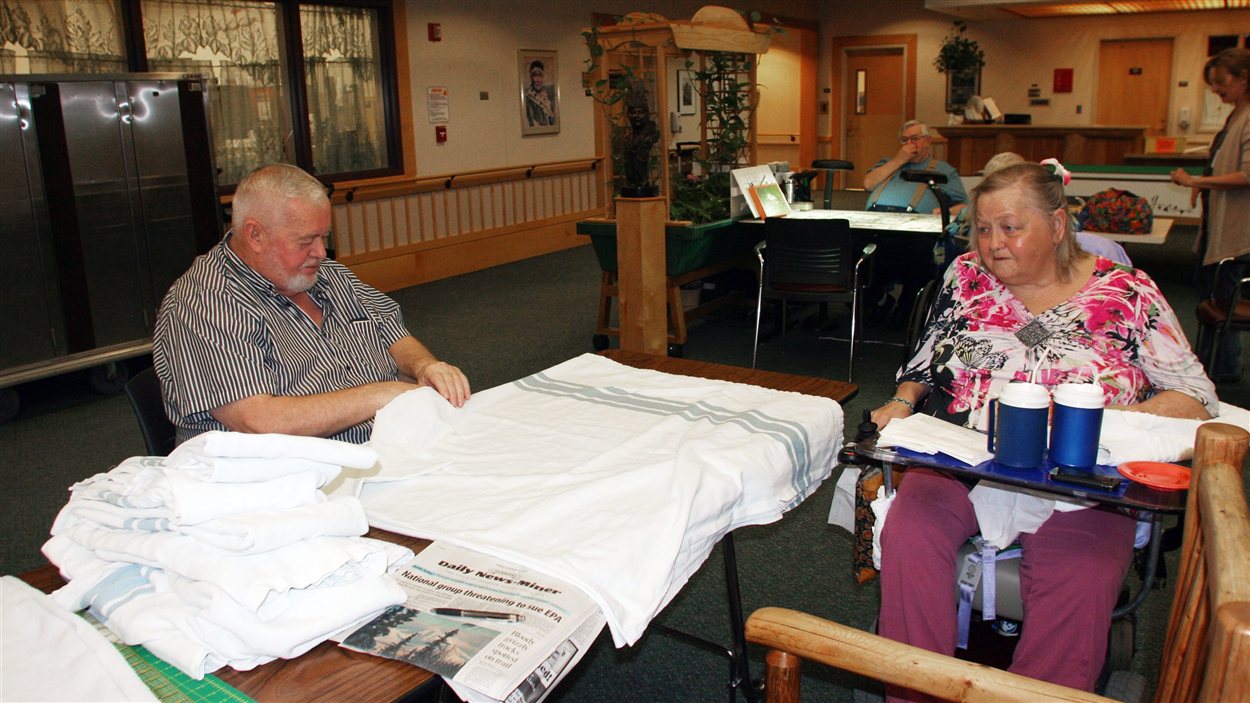 10 janvier 2014 au centre Denali de Fairbanks : Jim Crabb et son épouse Sandy préparent les couvertures destinés aux chiens de traineaux. Les Crabb sont des bénévoles de longue date pour l'événement.