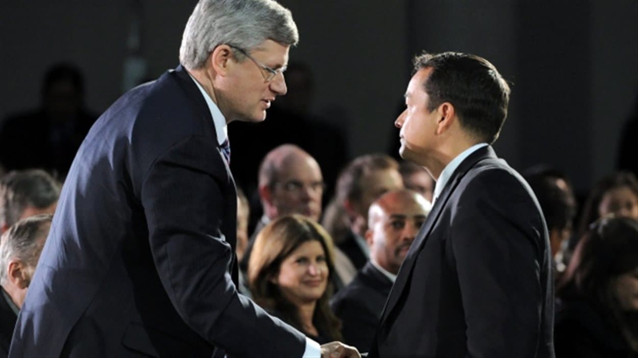 Le premier ministre Stephen Harper (à g.) sera accompagné du chef de l'Assemblée des Premières Nations, Shawn Atleo, lors d'une annonce d'une financement à long terme pour l'éducation des Premières Nations, vendredi en Alberta.