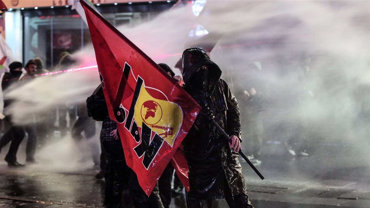 La police utilise des canons à eau et des gaz lacrymogènes contre les manifestants à Istanbul, en Turquie.