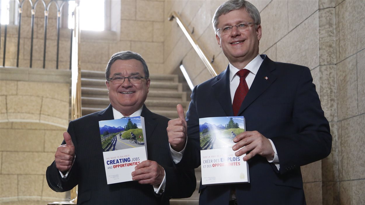 Le ministre Jim Flaherty et le premier ministre Stephen Harper à Ottawa lors du dépôt du budget
