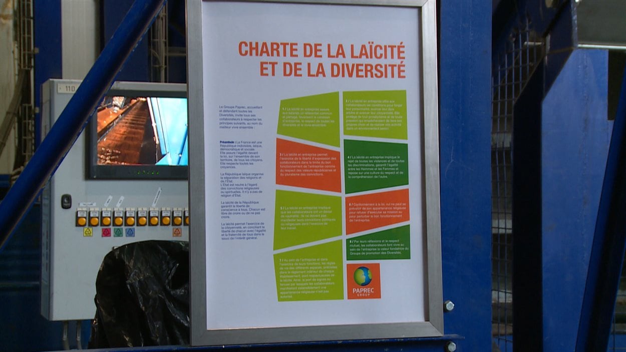 Panneau expliquant la charte de la laïcité et de la diversité dans une usine française.