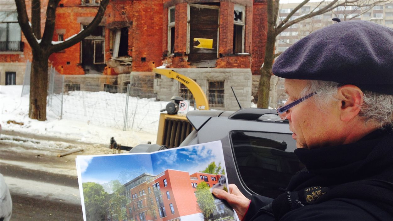Un homme regarde le croquis de l'édifice qui remplacera la Maison Redpath