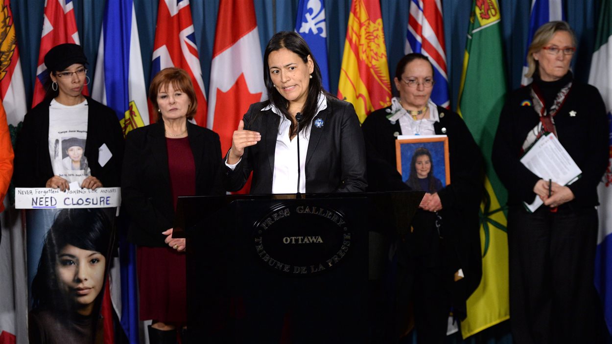 la président des femmes autochtones du Canada en conférence de presse à Ottawa