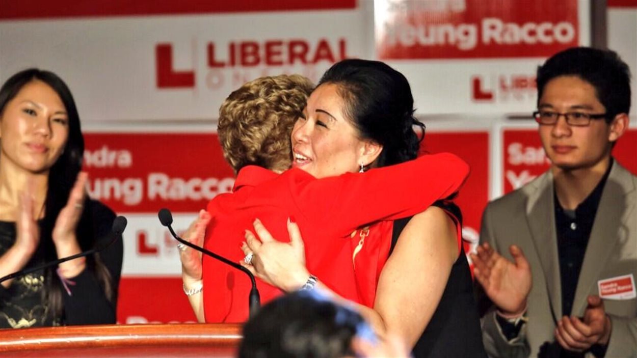 La candidate libérale défaite Sandra Yeung Racco et sa chef, la première ministre Kathleen Wynne