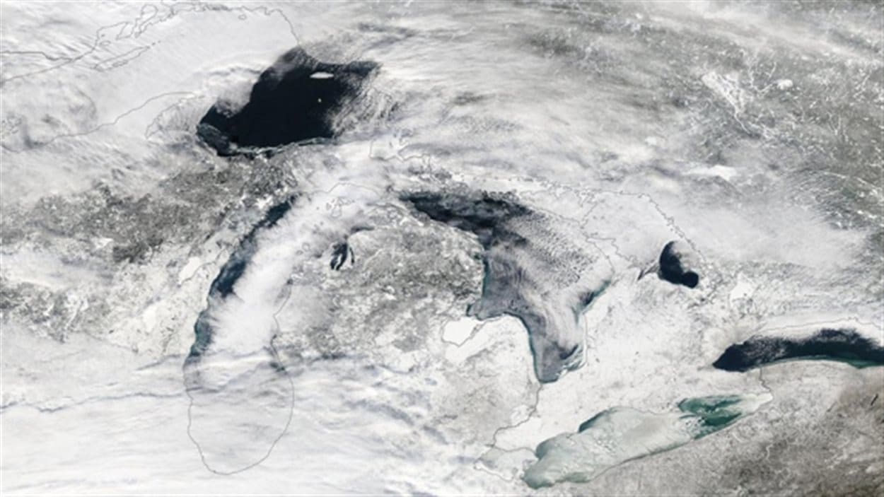 Images satellite du couvert de glace sur les Grands Lacs prise le 6 janvier 2014.