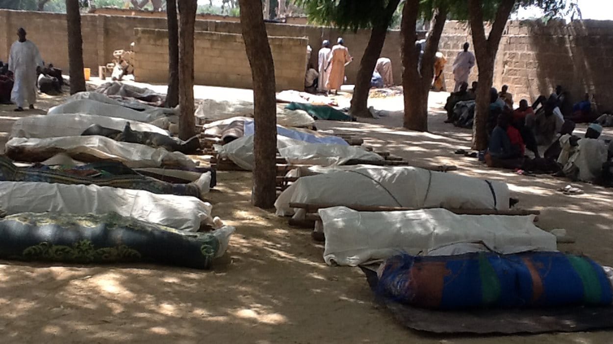 Le village de Konduga (12 février 2014) dans le nord-est du Nigeria, où l’on s’apprête à enterrer 39 victimes après une attaque menée par la secte Boko Haram.