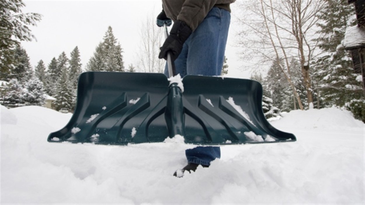 Environnement Canada prévoit de 10 à 15 cm de neige d'ici mardi matin dans le sud et le nord-ouest de l'Ontario.