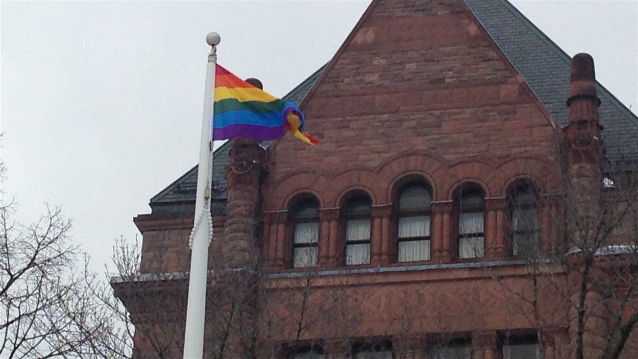Le drapeau gai a été hissé devant l'Assemblée législative à Toronto.