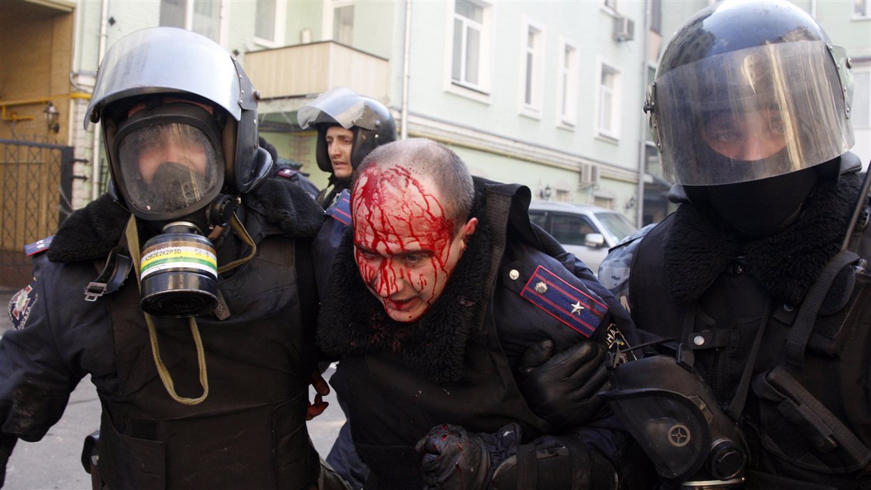 Un policier blessé lors d'affrontements avec les manifestants à Kiev.