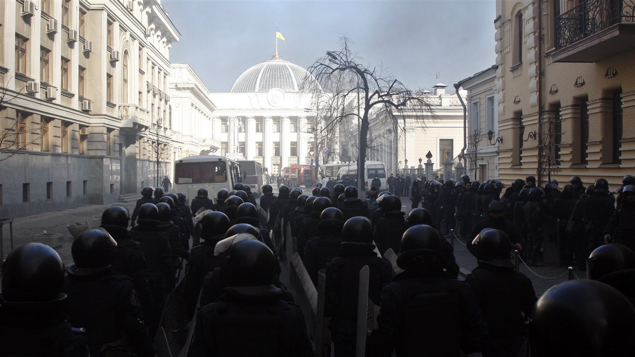 Des policiers anti-émeutes devant le parlement ukrainien.