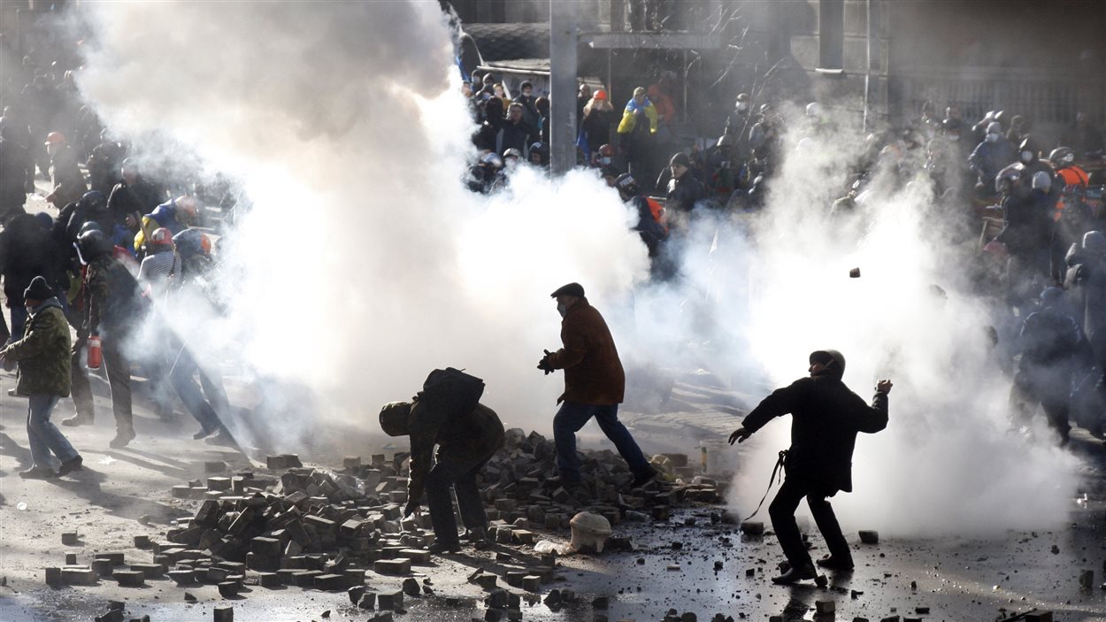 Affrontements entre manifestants antigouvernementaux et policiers, à Kiev.