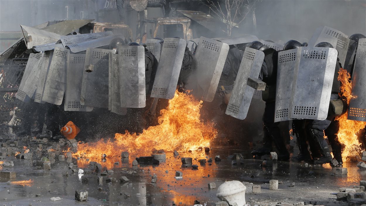 Affrontements entre policiers anti-émeutes et manifestants à Kiev, en Ukraine.