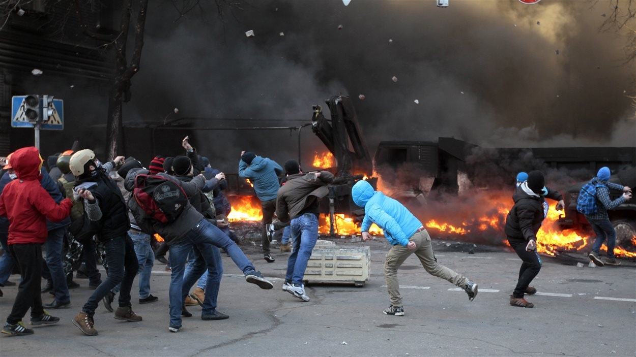 Violents affrontements entre manifestants antigouvernementaux et policiers à Kiev, le 18 février 2014.
