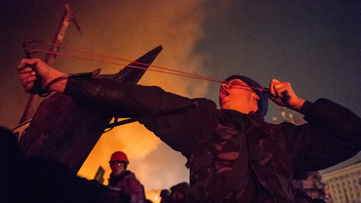 Les manifestants ont lancé des pierres aux policiers.